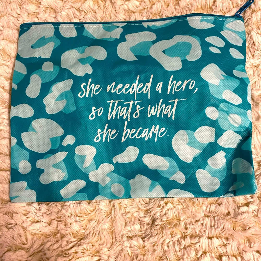 NWOT Thrive Causmetics Makeup Bag